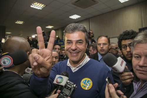 Beto Richa comemora a reeleição em primeiro turno: “O melhor está por vir”. Foto de Marcelo Andrade / Gazeta do Povo